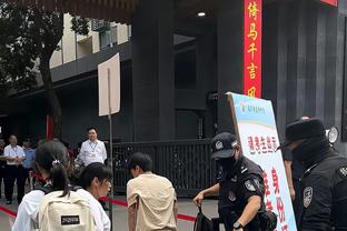 张才仁挤掩护过程中与法尔碰撞 后者受伤被搀扶离场